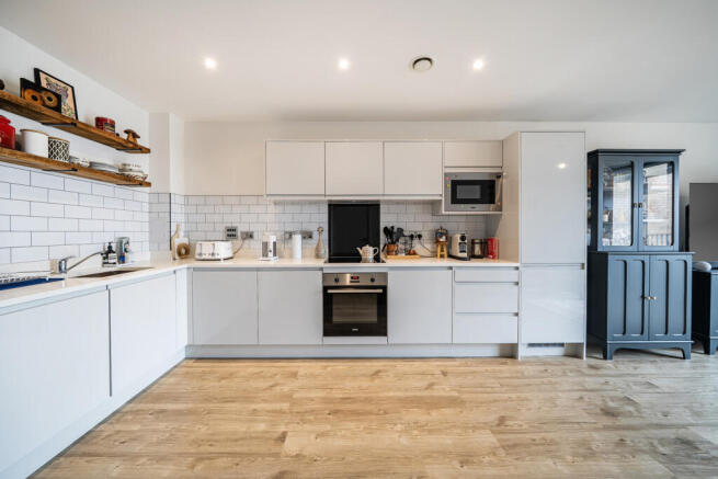 1439114-12-69cfb3...