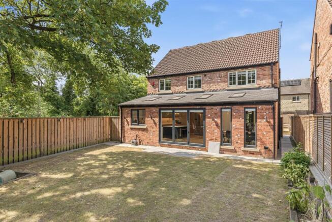 4 bed Detached for sale Image 11