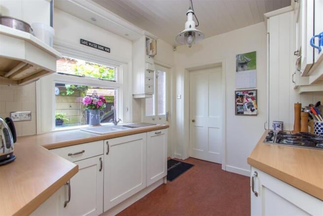 Kitchen 2.jpg