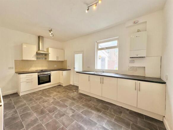 Kitchen 1.jpg