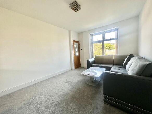 2 bed Terraced to rent Image 6