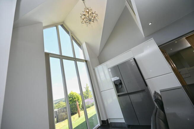 5 bed Link Detached House for sale Image 6