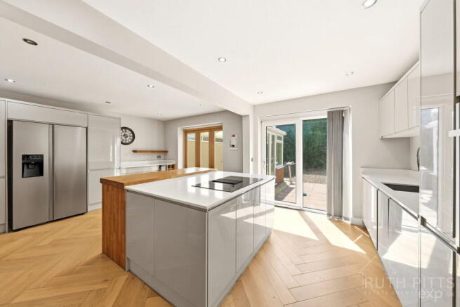 4 bed Detached for sale Image 7
