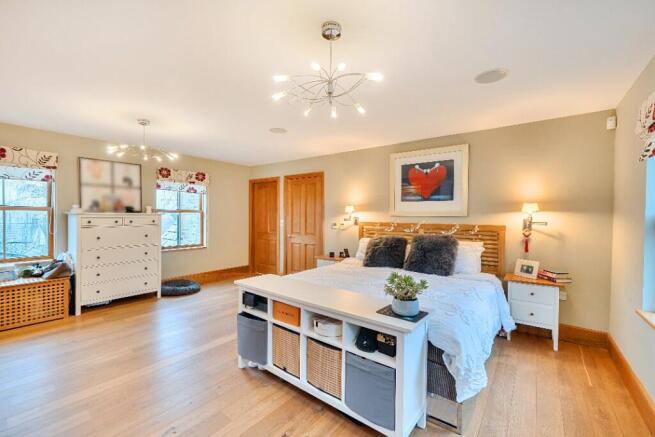 5 bed Detached for sale Image 10