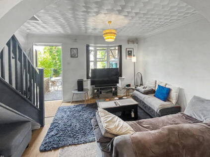 Freehold - One Bedroom - Quiet Location