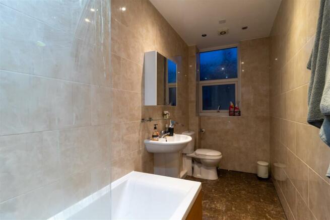 8 bed House to rent Image 4