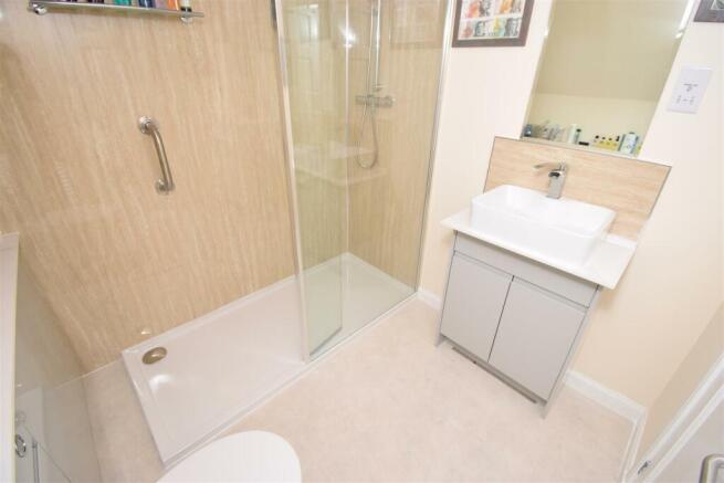 SHOWER ROOM.JPG