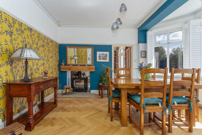 5 bed Detached for sale Image 12