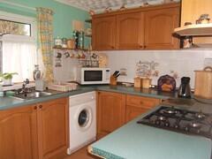 FITTED KITCHEN