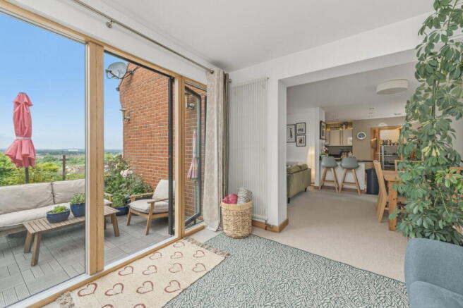 5 bed Detached for sale Image 4