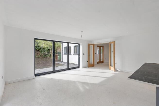 5 bed Detached for sale Image 8