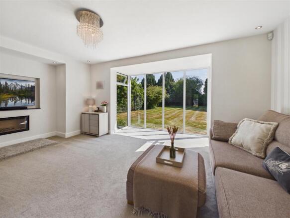 5 bed Detached for sale Image 4