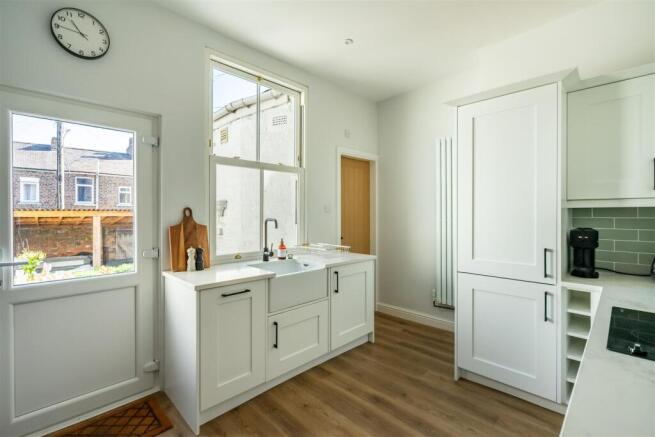 2 bed Terraced to rent Image 4