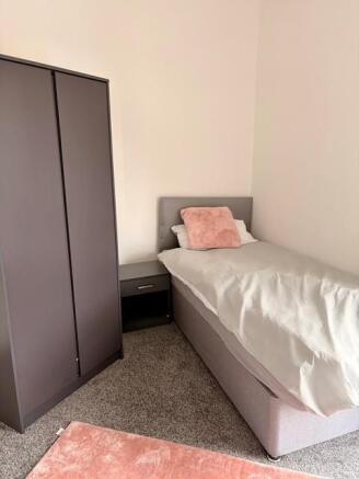 5 bed End of Terrace to rent Image 4