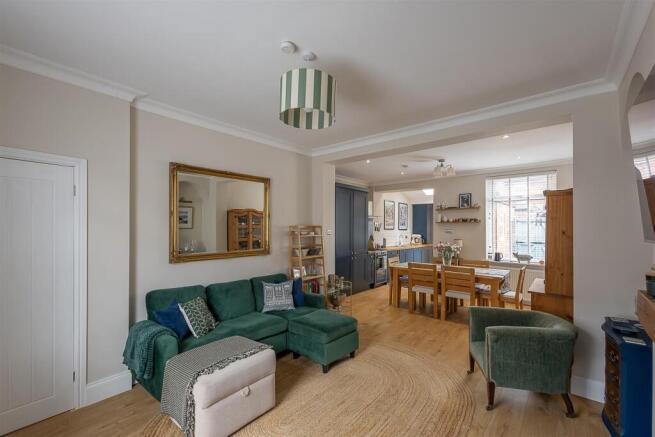 Lounge & Dining Area