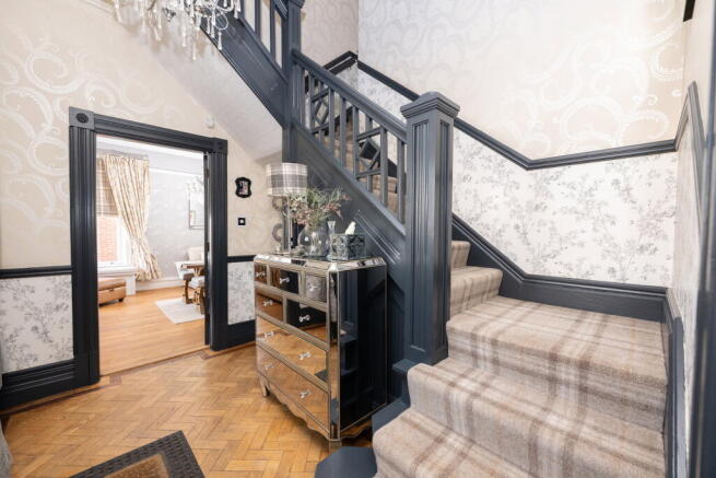 5 bed Detached for sale Image 9