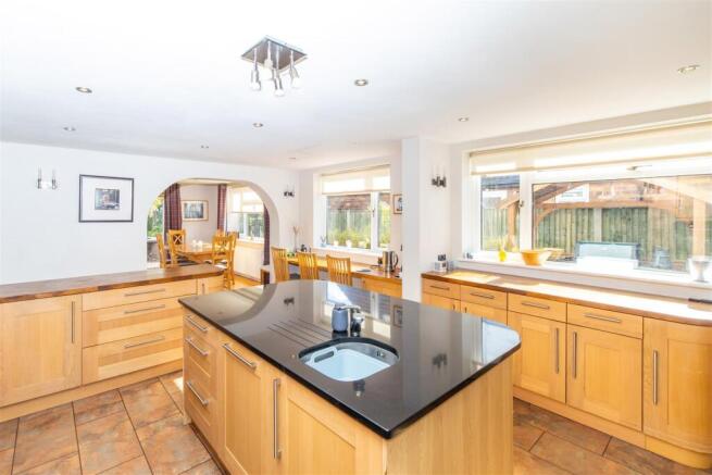 4 bed Detached Bungalow for sale Image 7
