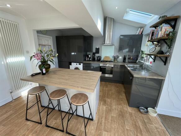 Kitchen / Breakfast Bar