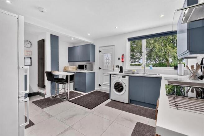 5 bed Detached for sale Image 5