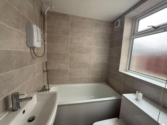 2 bed House to rent Image 12