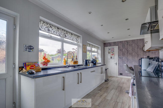 4 bed Detached Bungalow for sale Image 8