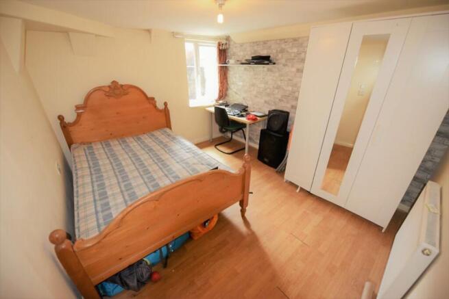 8 bed House to rent Image 10