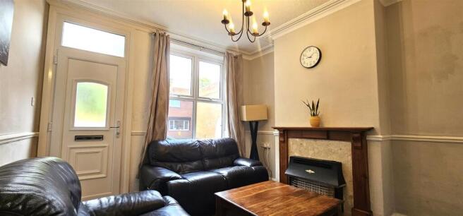 2 bed Terraced to rent Image 4