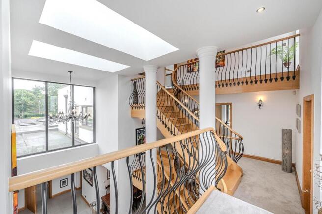 6 bed Detached for sale Image 7
