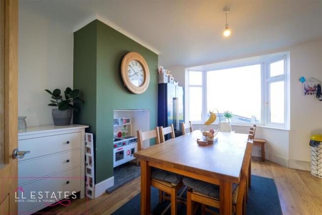 DINING ROOM.jpg