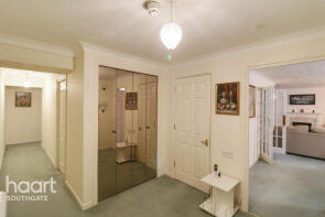 37, 7 Woodmere Court, Avenue Road, London N14 4BW