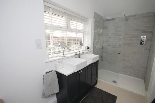 EN SUITE SHOWER ROOM