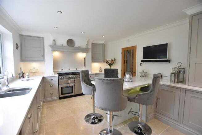KITCHEN/BREAKFAST ROOM