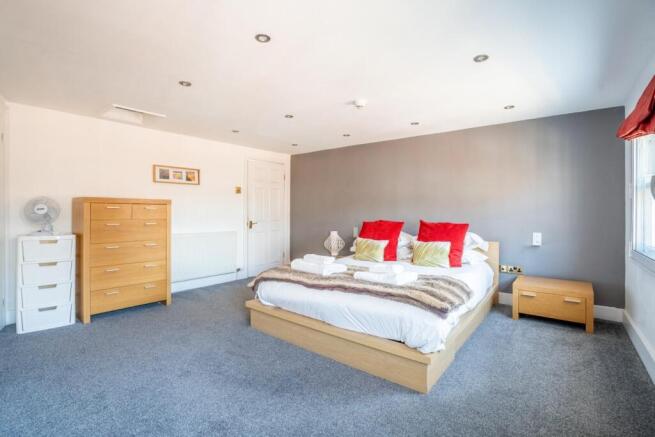 3 bed Apartment for sale Image 9