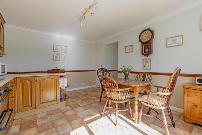 Kitchen/ Dining Room