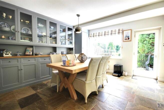6 bed Detached for sale Image 5