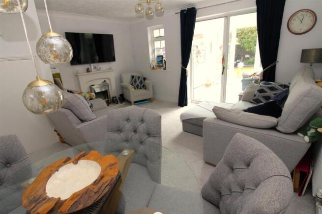 Lounge 1.JPG