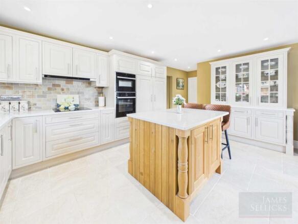 Superb Open Plan Breakfast Kitchen