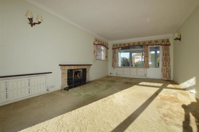 LOUNGE DINING ROOM