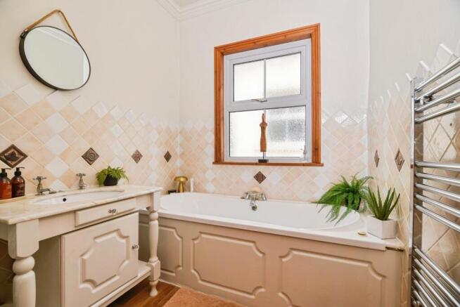 4 bed Semi-Detached for sale Image 12