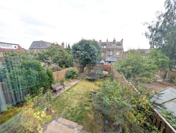 5 bed Semi-Detached for sale Image 9