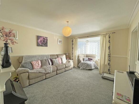 West Mailling Avenue Lounge Front.jpg