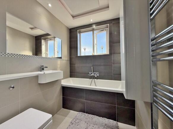 Hawthorn Crescent, Highbury photo 4