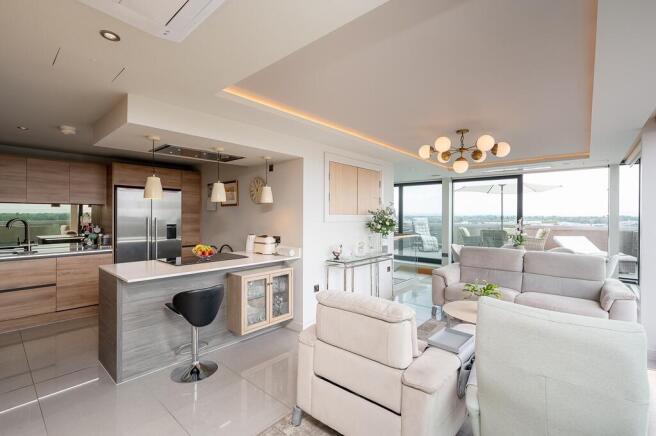 3 bed Penthouse for sale Image 6