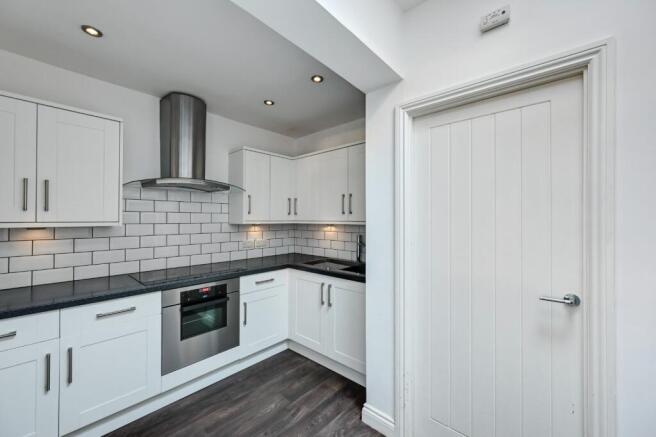 2 bed End of Terrace to rent Image 5
