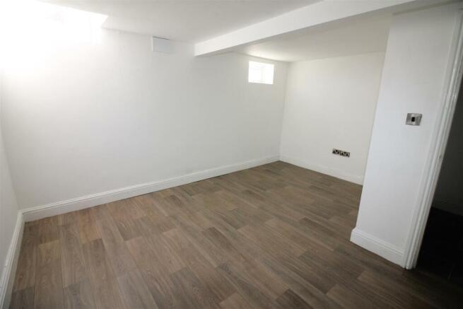4 bed House to rent Image 4
