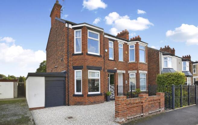 4-bed semi-detached on Eglinton Avenue, Hull, £195,000