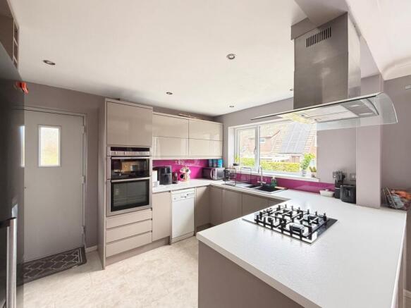 3 bed Detached for sale Image 8
