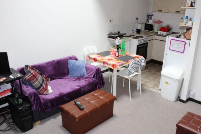 OPEN PLAN LOUNGE/KITCHEN