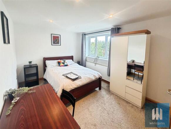 8 bed Semi-Detached to rent Image 4