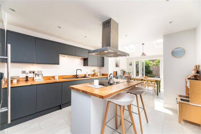 5 bed Semi-Detached for sale Image 7